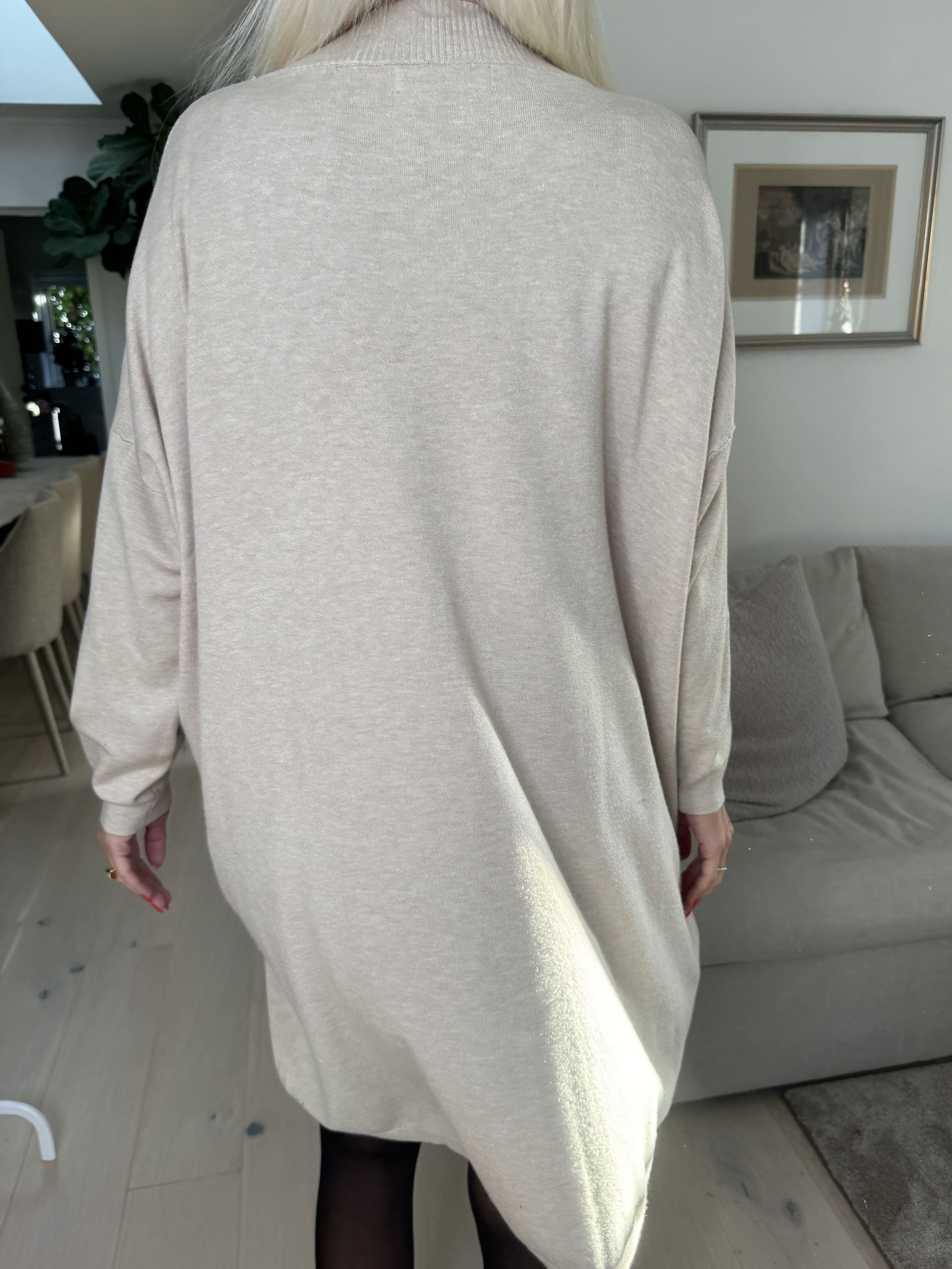 Dima - Mjukt stickad klänning med fickor